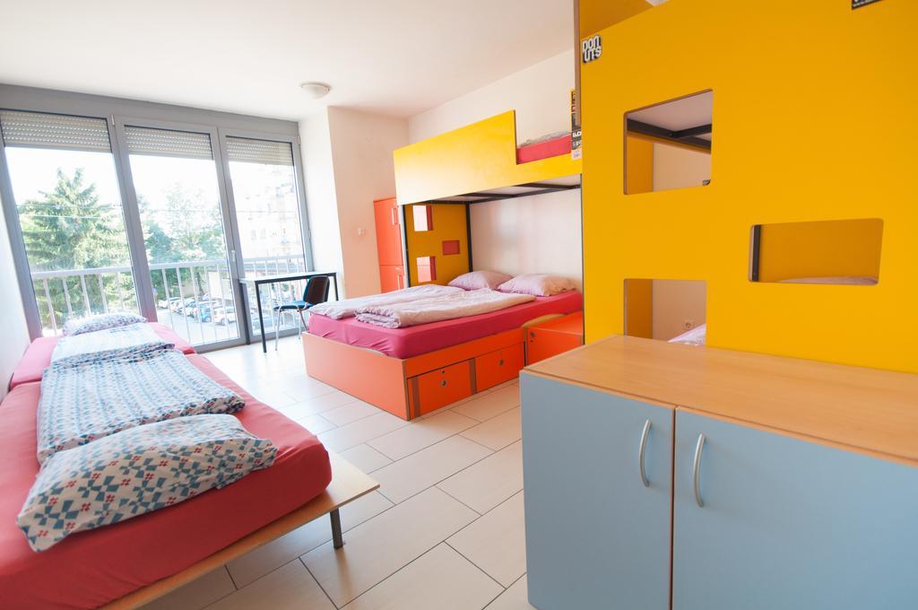 Simbol Rooms With Free Private Parking ลูบลิยานา ห้อง รูปภาพ
